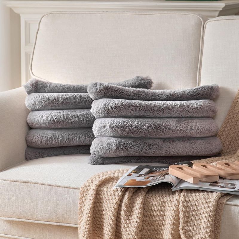 La federa è un semplice cuscino quadrato per la decorazione del divano di casa_voghion.com