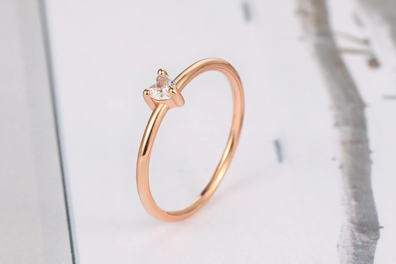 Anelli pronti in magazzino per le donne Anello di fidanzamento con piccolo cuore a forma di oro color matrimonio Gioielli di moda romantica Zircone_voghion.com
