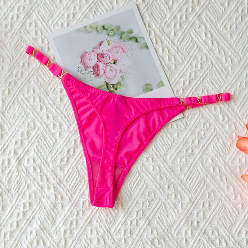 Sexy Low-Rise Thong Underwear For Women With Metallic V-Clasp & Stylish Prints - Comfortable & Breathable Nylon Fabric With Cotton Gusset - M/L/XL_voghion.com