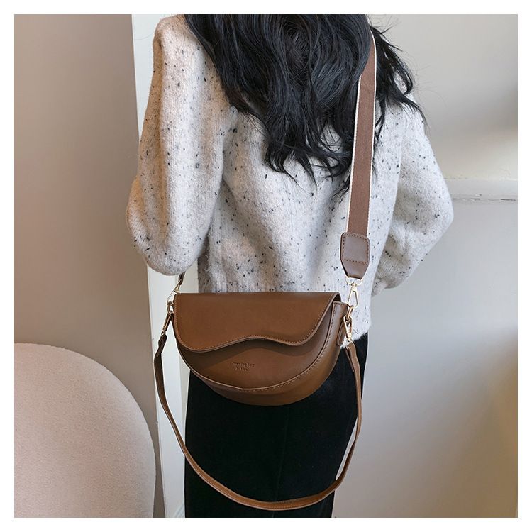 This year's fashionable solid color texture single shoulder crossbody for women's 2024 new versatile Instagram popular_voghion.com