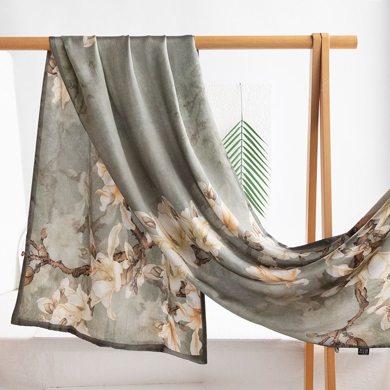 Sciarpa da donna sottile di alta qualità stampata con fiori di magnolia verde chiaro Four Seasons, confezione regalo in seta di gelso al 100%, 2024_voghion.com