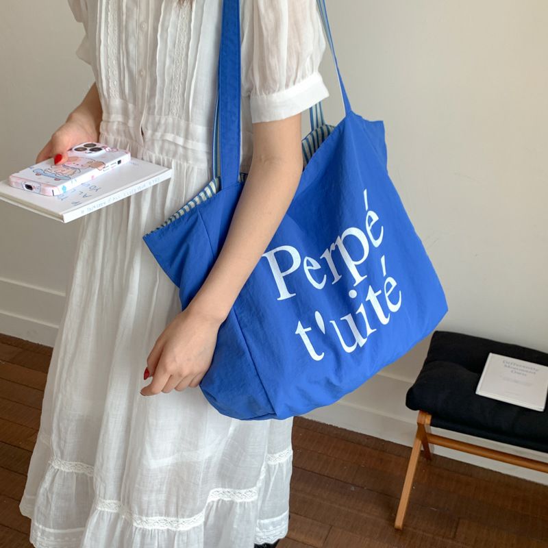 Sac fourre-tout décontracté en nylon de style coréen, sac à main à imprimé lettre tendance, sac à bandoulière simple rayé double face de célébrités d'Internet_voghion.com