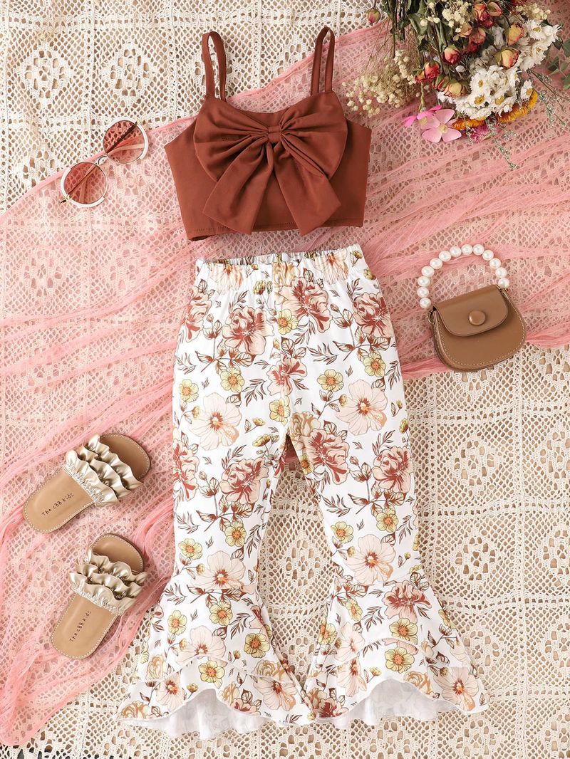 Un set in due pezzi di completi per ragazze vento, primavera ed estate, con bretelle per bambini piccoli, top con fiocco, stampa_voghion.com