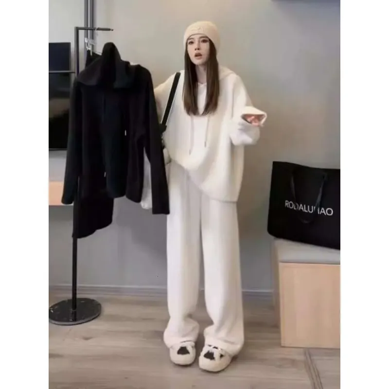 Ensemble deux pièces tendance De Rong pour femme, style décontracté hivernal : pull à capuche et pantalon large ample._voghion.com