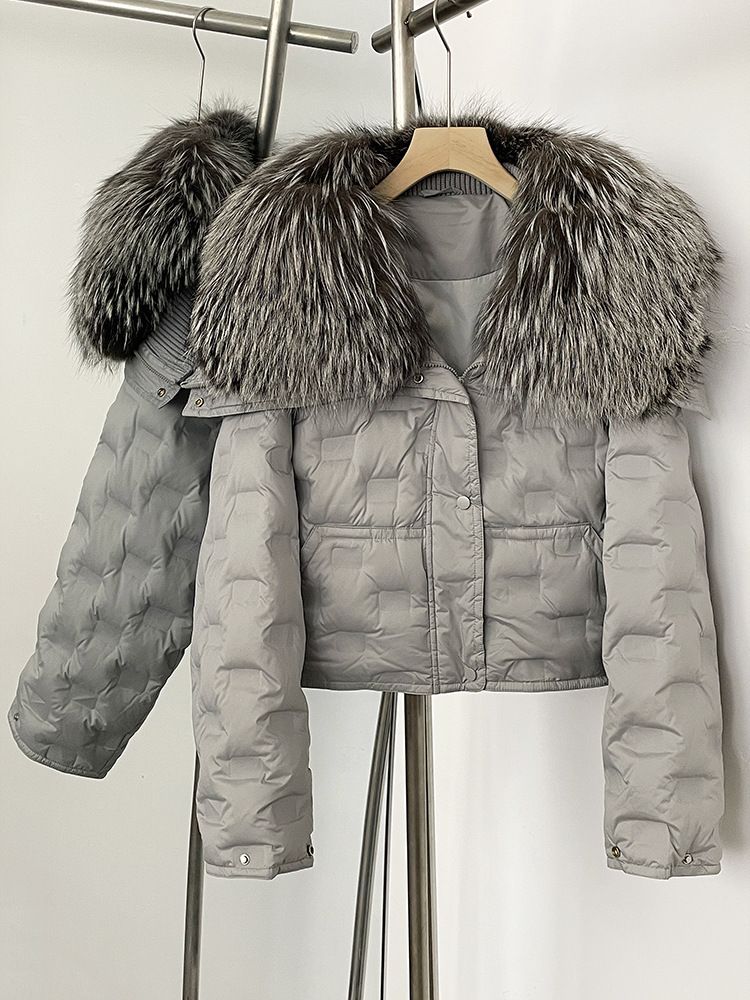 Stylische kurze Daunenjacke für Damen mit luxuriösem Fuchspelzkragen, geometrischem Musterdesign, 90 % weißen Entendaunen, warmer Wintermantel_voghion.com