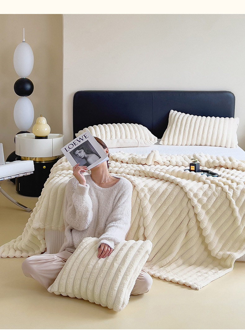 Effen konijnenpluche deken op bed, herfst en winter, verdikte dubbellaagse dutjesdeken, vrijetijdsairconditioningdeken_voghion.com