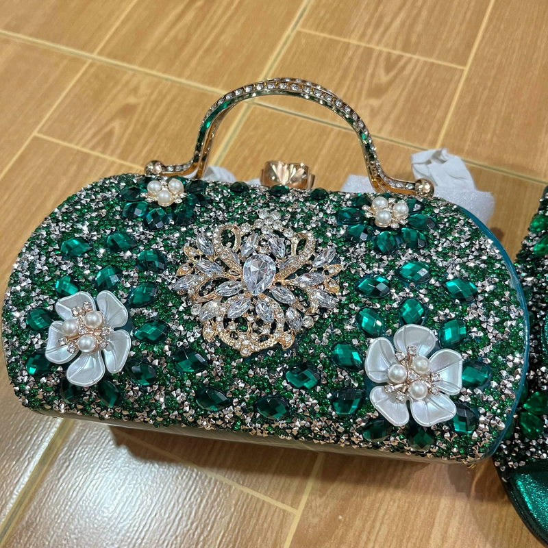 Vintage Diamond-encrusted Floral Embellished Square Heels With Pointed Heels Paired With A Solid Color Party And Dinner Bag Set_voghion.com