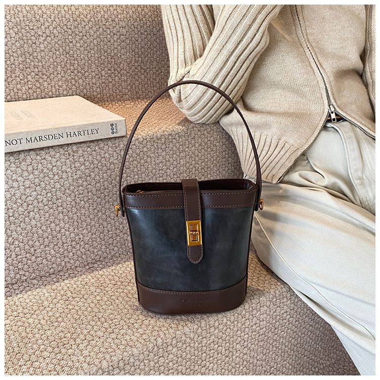 Borsa a mano da donna, piccola, design di nicchia, 2024, borsa a tracolla con stampa leopardata e secchiello alla moda_voghion.com