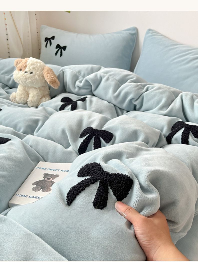 Set di biancheria da letto con trapunta e asciugamano ricamati della nuova collezione autunno/inverno 2025 di Milk Velvet_voghion.com