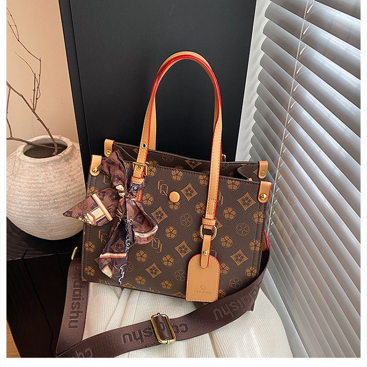 2025 Große Kapazität Einzel-Schultertasche Neue Pendler Leichte Luxus-Crossbody-Nischen-Damentasche_voghion.com