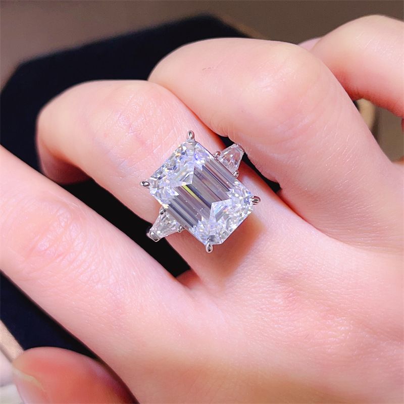 Karat 10 Smaragd Moissanite Damenring Rechteckige Drei-Stein-Modeserie_voghion.com