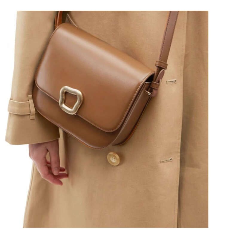 Neue, mittelgroße, quadratische Umhängetasche aus der Tofu Reset-Serie_voghion.com