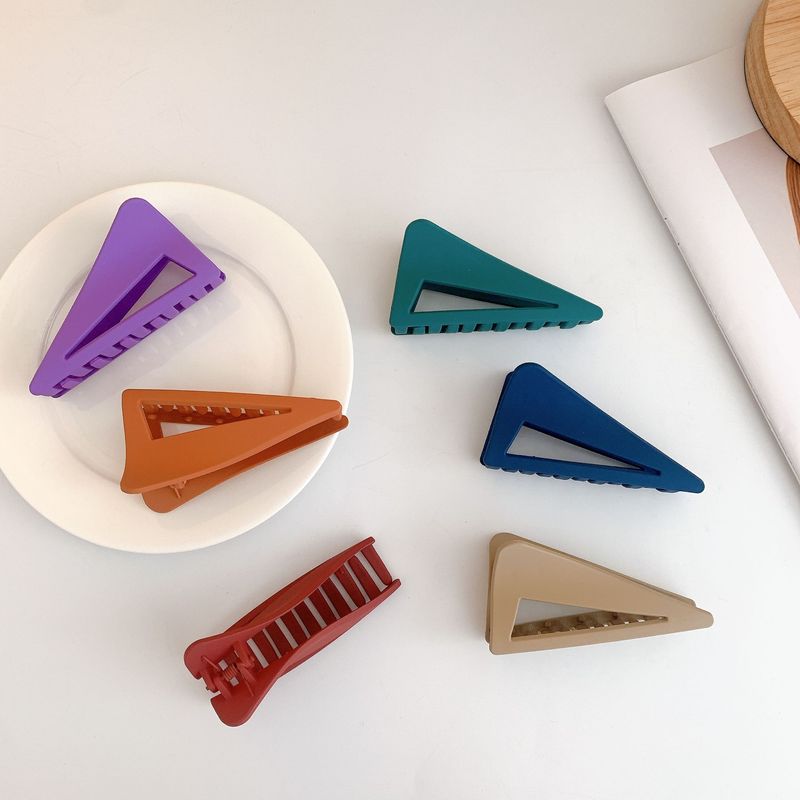 Clip di colore con texture smerigliata, temperamento, triangolo geometrico, parte posteriore della testa, vassoio da bagno semplice, forcina per capelli_voghion.com