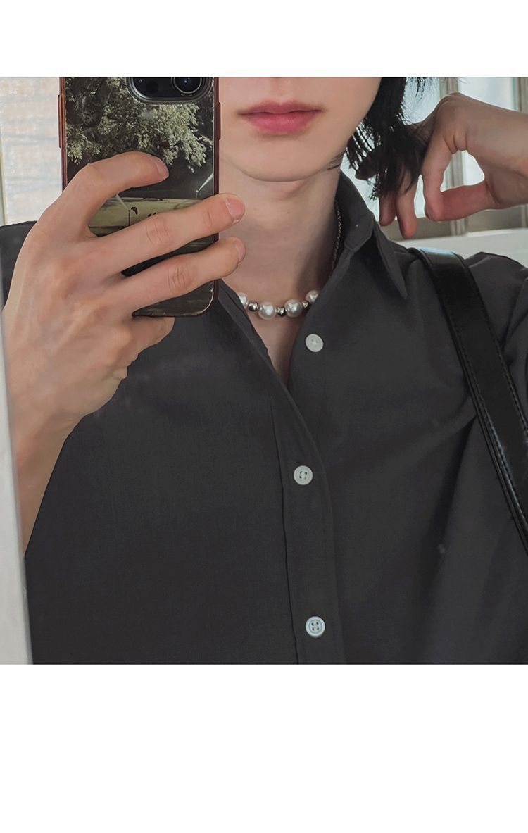 Completo casual da ufficio ispirato: camicia a maniche corte con spalle scese e pantaloni dritti e comodi, leggero misto poliestere-lino per l'estate_voghion.com