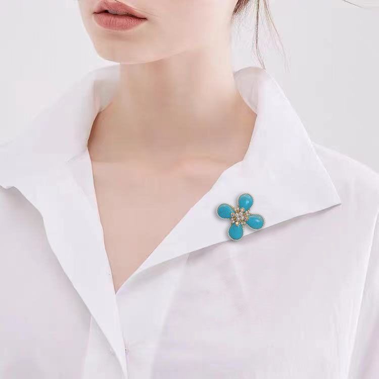 Spilla con perla turchese a quattro petali per donna, accessorio floreale vintage di alta gamma, di lusso e di nicchia_voghion.com