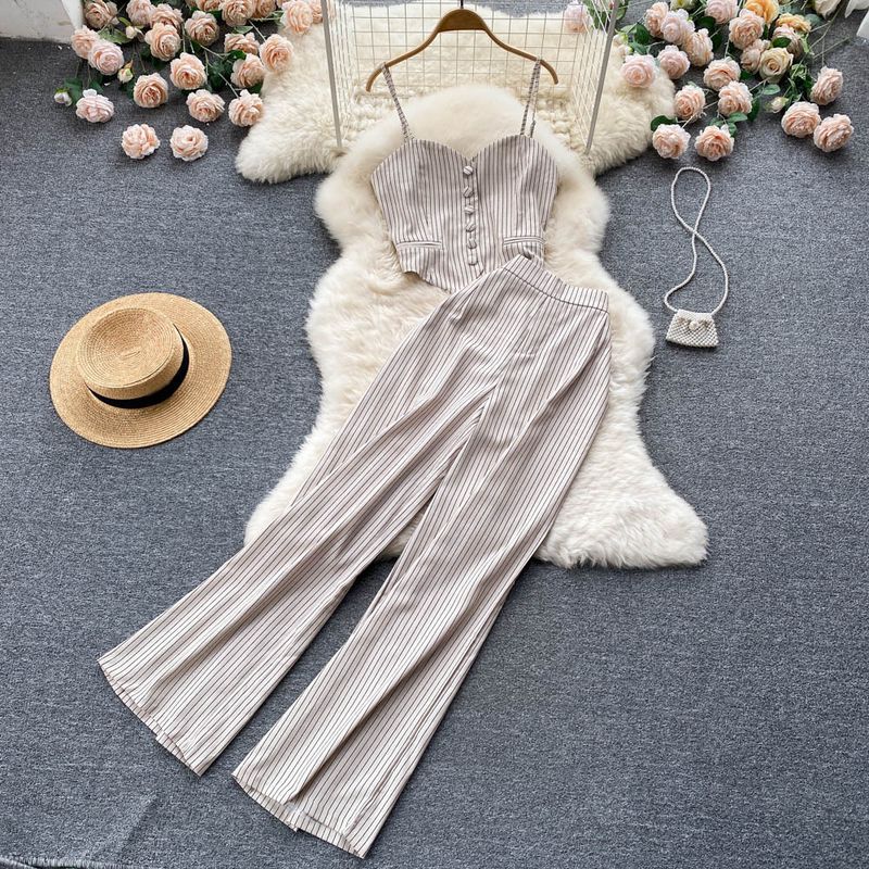 Abiti da donna alla moda ed eleganti, leggeri e maturi, canotta a righe, gilet, pantaloni, completo due pezzi_voghion.com