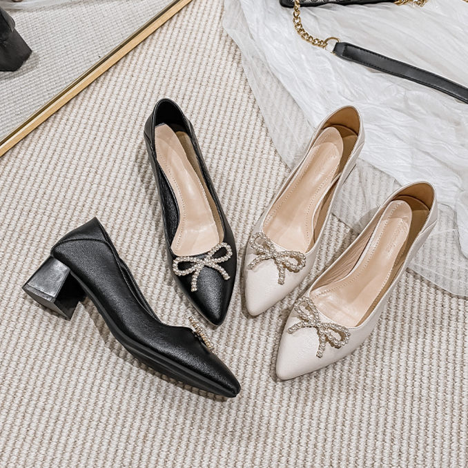 Sapatos femininos de salto médio, versáteis, com strass, sapatos formais para casamento e festa, com decoração de borboletas e pérolas e strass_voghion.com