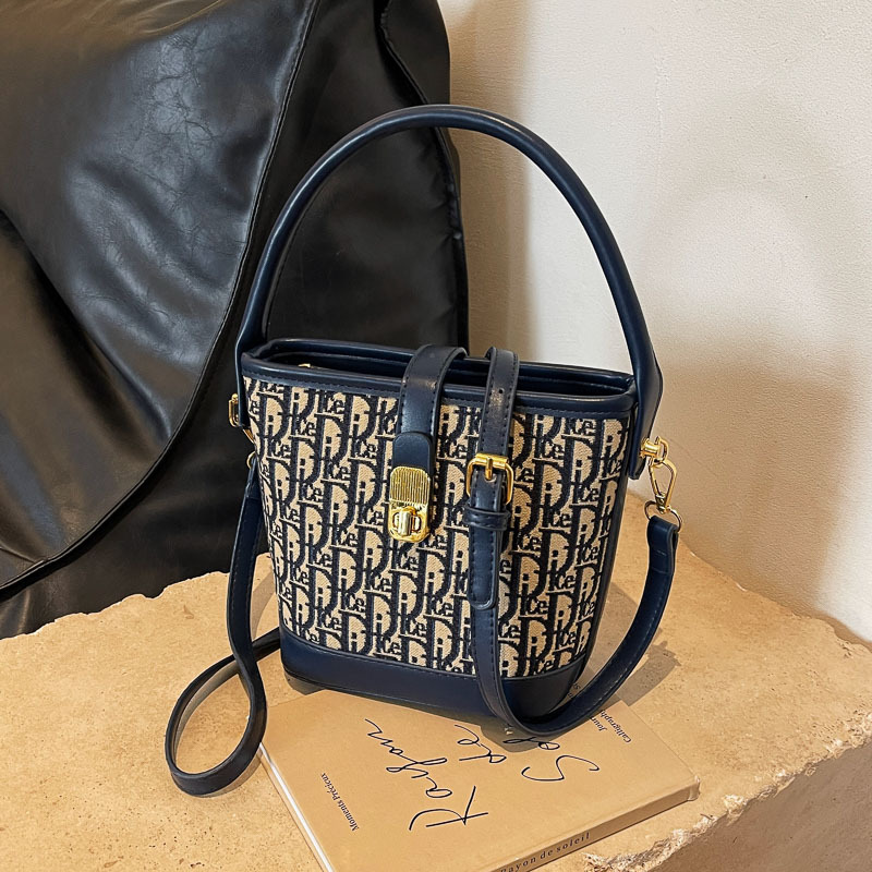 Beibei Shangpin 2023. gada ziemas, jauna stila modes audekla burtu spainis, rokas viena pleca diagonāla sieviešu soma_voghion.com