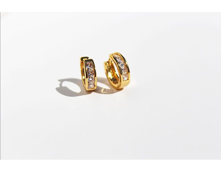 Damenschmuck Messing mit echtem Gold überzogen Tägliches Pendeln Temperament Mode Kleine Ohrringe Mikro eingelegte Zirkon Ohrringe Ohrschnallen_voghion.com