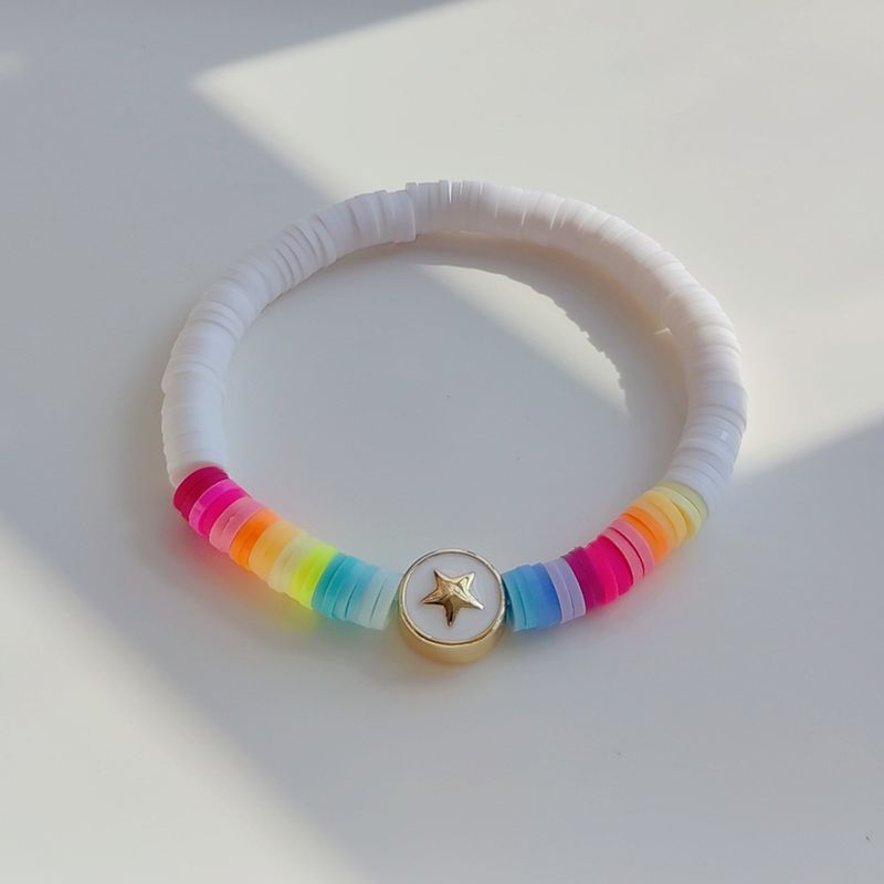 Bracciale in stile bohémien con catena cubana multistrato placcata in oro e perle naturali impilate_voghion.com