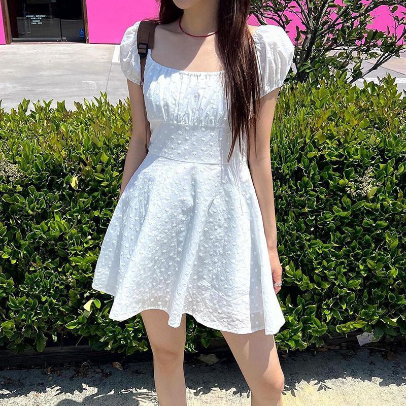 AC250 2024 Neue INS frauen Sommer Französisch Stil Elegante Square Neck Rüschen Taille Cinched Kleid Falten Outfit Synonyme_voghion.com