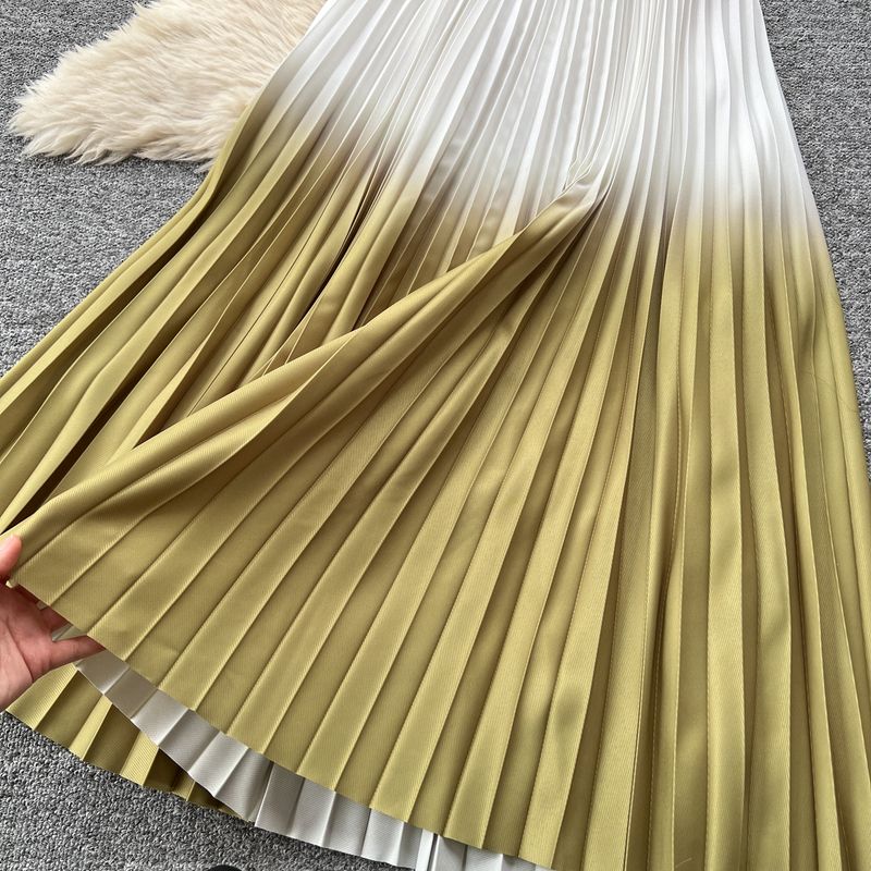 Abito da donna alla moda con colori sfumati, top plissettato con spalline larghe e gonna a pieghe a vita alta_voghion.com
