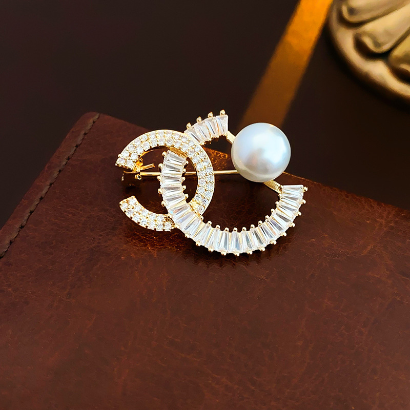 Designer-Brosche mit vergoldeten Zirkon-Doppel-C-Perlen, leichte, luxuriöse, hochwertige Anstecknadel, exquisite Modeaccessoires_voghion.com