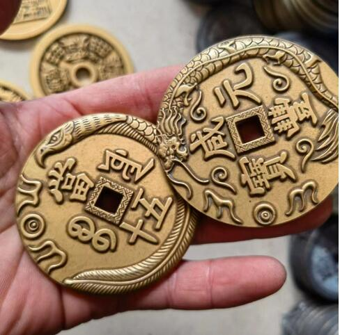 Antique thickened pure brass double-sided carved carp leaping over Longmen Mountain, ghost summoning wealth, old copper coin_voghion.com