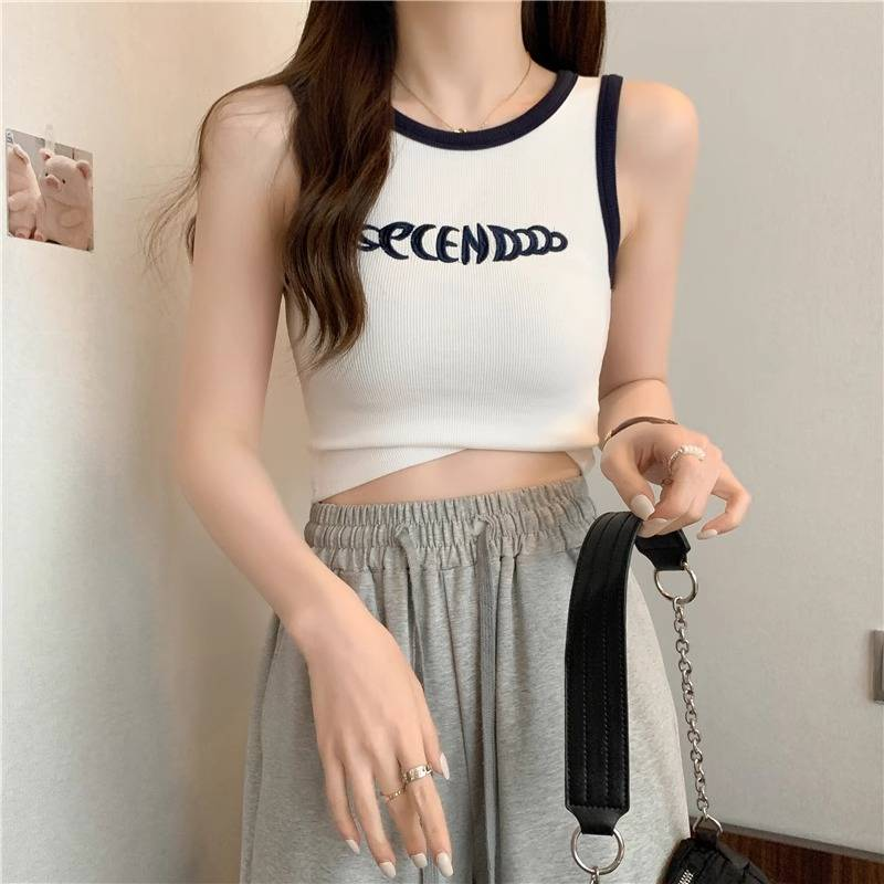 Yllään Camisole-toppi, plus-kokoinen tyttö kuuman tytön kanssa, jolla on dopamiinihihaton toppi kesällä_voghion.com