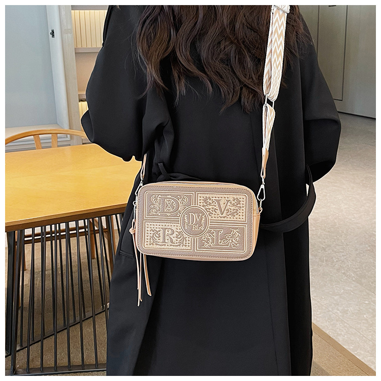 Sac pour appareil photo brodé de conception de Niche pour femmes, nouveau style transfrontalier, petit sac carré haut de gamme, sacs à bandoulière polyvalents, 2024_voghion.com