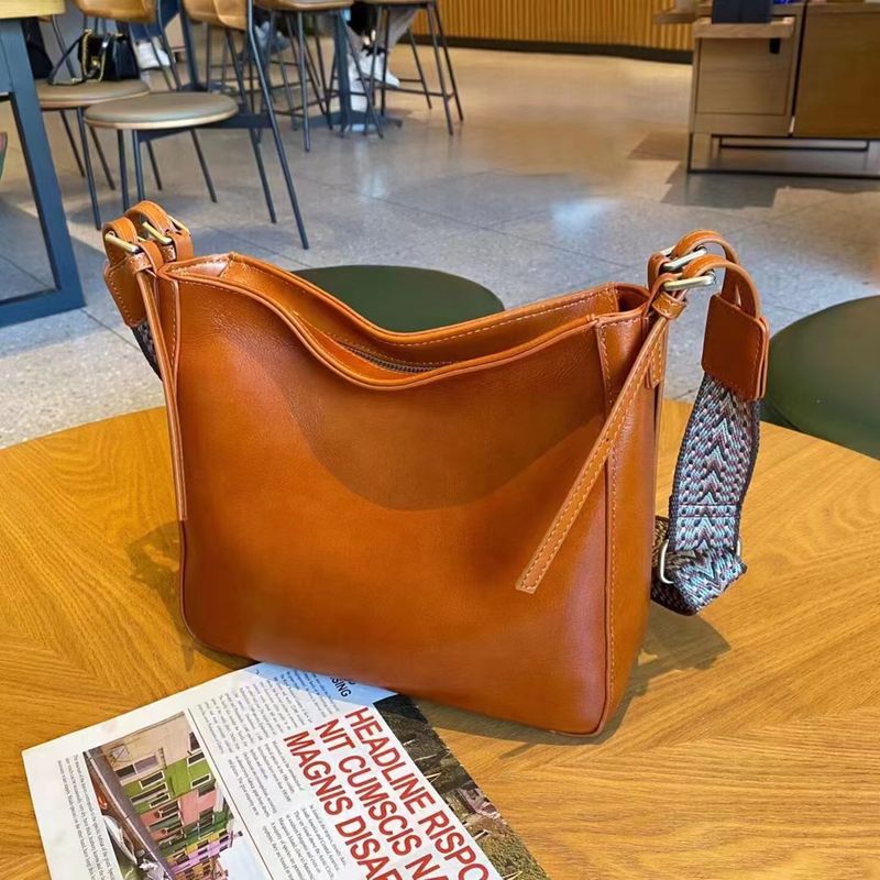 Borsa a tracolla versatile e capiente in pelle con design di nicchia, borsa da donna sotto l'ascella_voghion.com