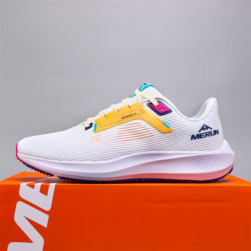 Oddychające buty do biegania wykonane z siateczki i wyposażone w miękkie, elastyczne wkładki zapewniają wygodę i wszechstronne dopasowanie_voghion.com