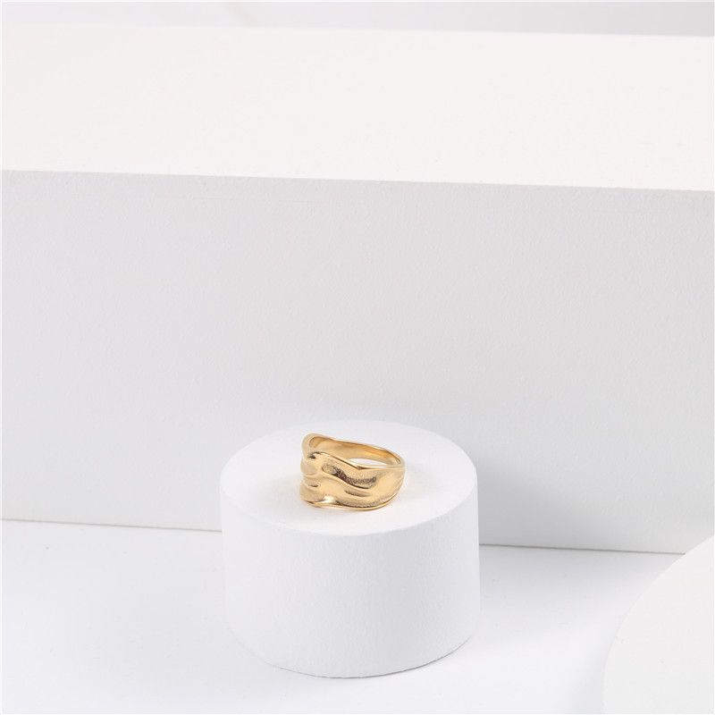Anello da donna in acciaio al titanio placcato con motivo a martello largo, stile freddo, con texture neutra irregolare, design di design_voghion.com