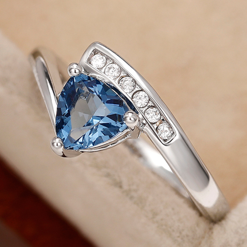 Anillo de mujer de estilo romántico y ligero con incrustaciones de tinta azul y brazo retorcido hecho a mano de Cao Shi_voghion.com