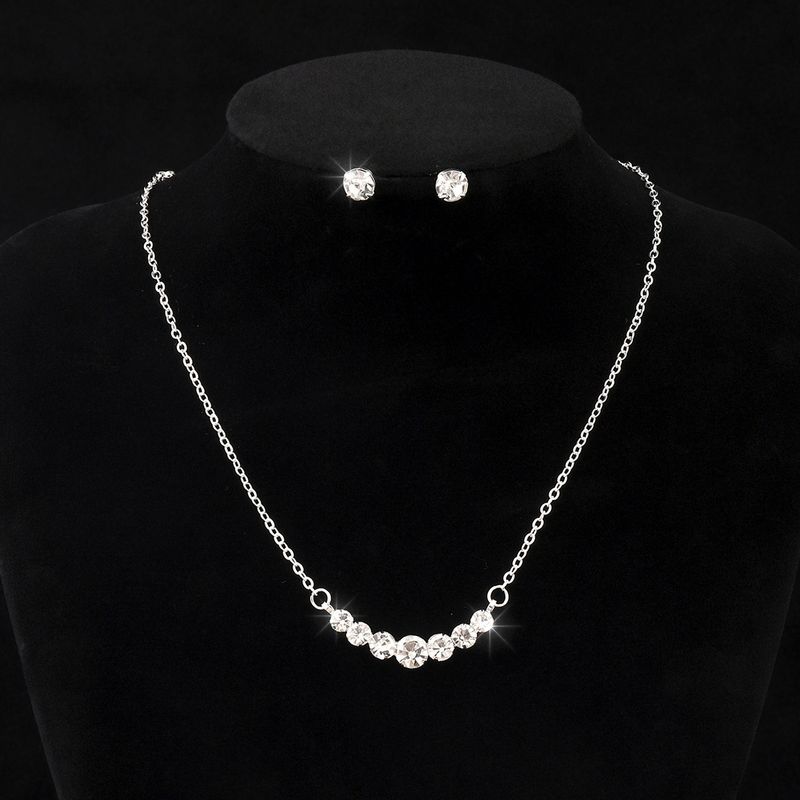 Set di gioielli da donna con collana di strass scintillanti, orecchini e bracciale coordinati, design geometrico per feste serali e uso quotidiano_voghion.com