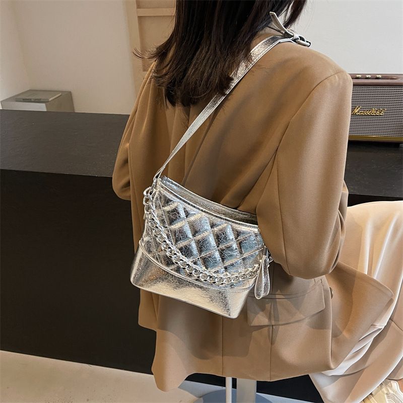 High-End Bucket 2024 New Niche Silver Fashion Quilted Chain Shoulder Crossbody Hobo Bag_voghion.com