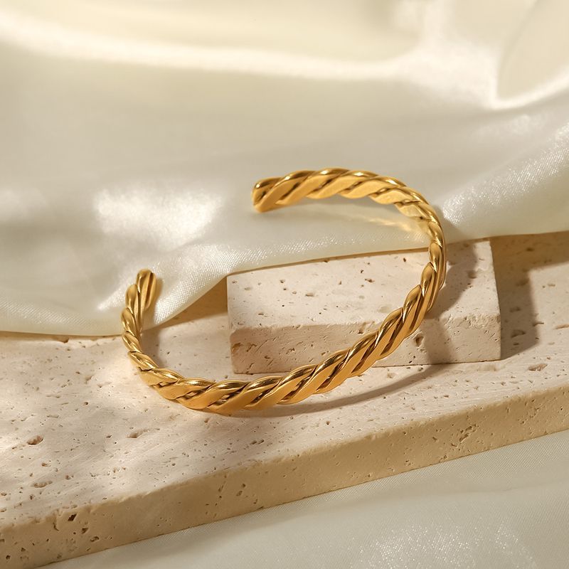 INS French New Women's Fashion Simple Titanium Stainless Steel Vacuum Gold Plated Thick Cuban Chain Bracelet_voghion.com