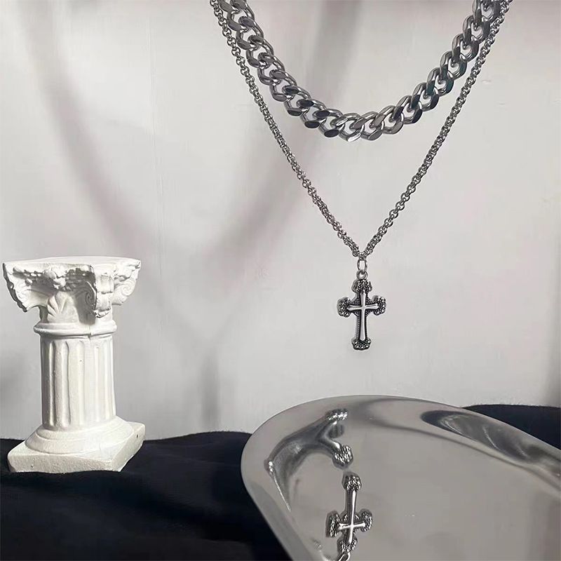 Collana con ciondolo a croce in stile scuro, personalità hip-hop, design a doppio strato, in acciaio al titanio, con cappuccio e catena da uomo_voghion.com