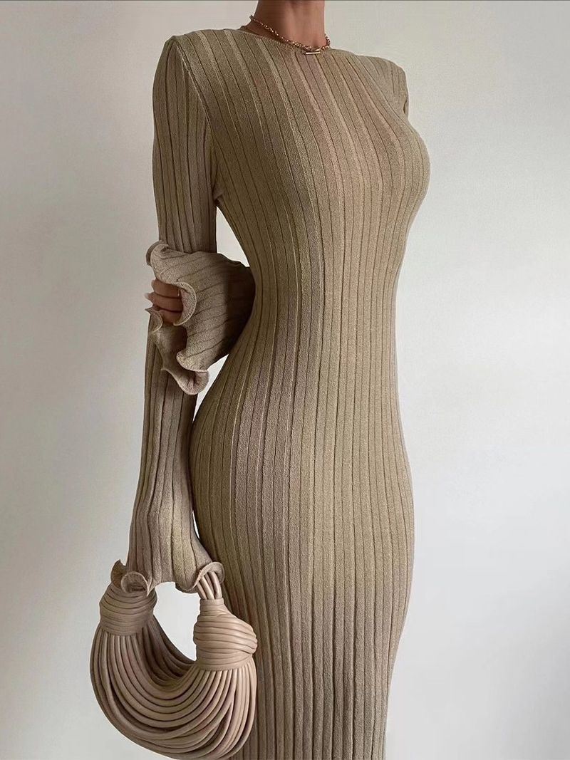 Abito da donna con gonna lunga lavorata a maglia a maniche lunghe con volant e copertura sexy dei fianchi_voghion.com