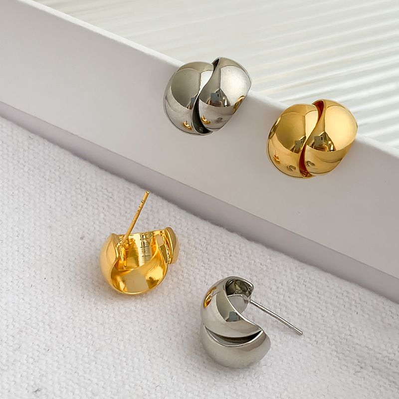 Piccolo design di nicchia con superfici fotosensibili sfalsate e stratificate, orecchini da donna in stile cool a forma di C irregolare e_voghion.com