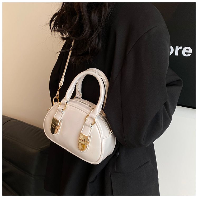 Fashionable Hand-held Bowling Bag For Women 2024 New Item Niche Retro Shell Bag High-end And Versatile Shoulder Bag Crossbody Bag_voghion.com
