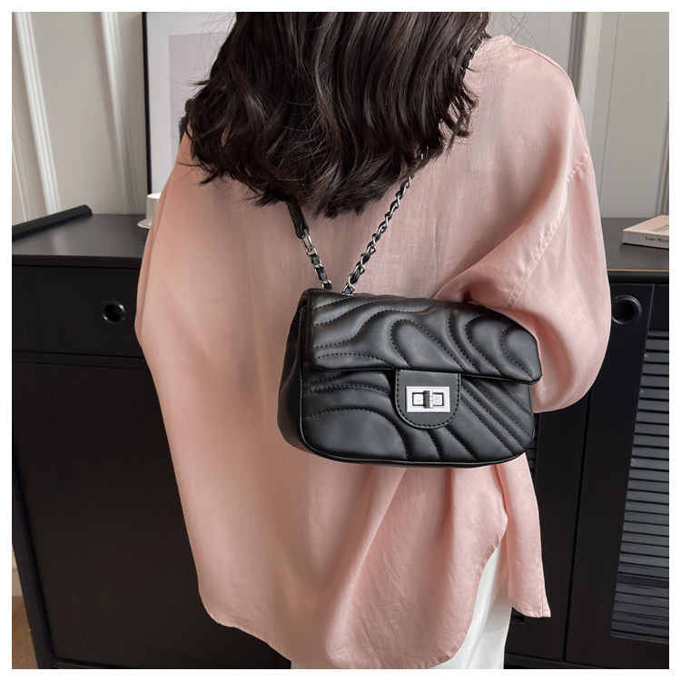 Tegoroczne popularne są uniwersalne damskie torebki na wiosnę i lato. 2024 nowa moda i faktura łańcucha crossbody dla kobiet małe_voghion.com