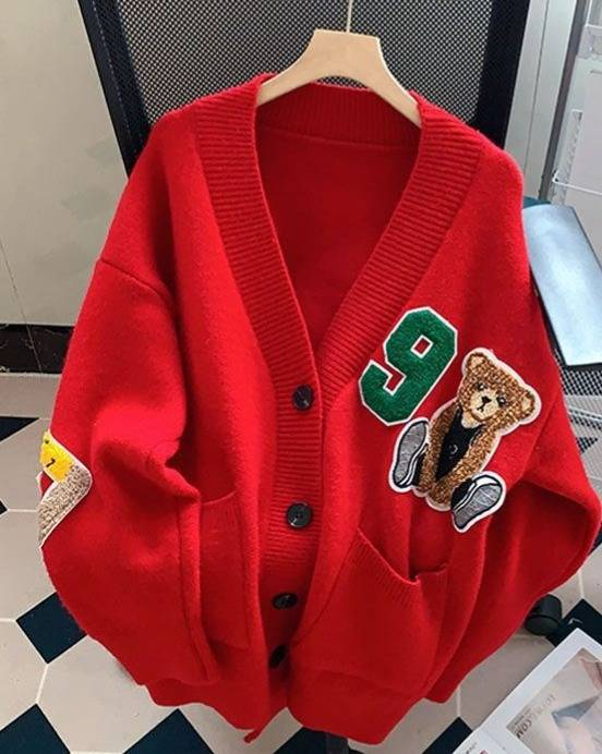 Teddybär-Cardigan mit V-Ausschnitt – Übergroßer Strickpullover aus Acryl (Einheitsgröße) – Weicher und gemütlicher Campus-Chic in Creme/Rot/Marineblau_voghion.com