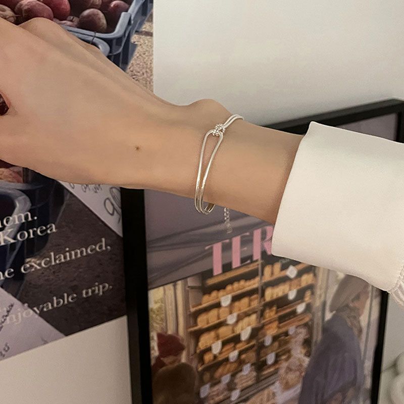 Minimalistisk design, knuten Sterg Sier modern och avslappnad för kvinnor i 2024 ny koreansk East Gate Instagram-stil_voghion.com