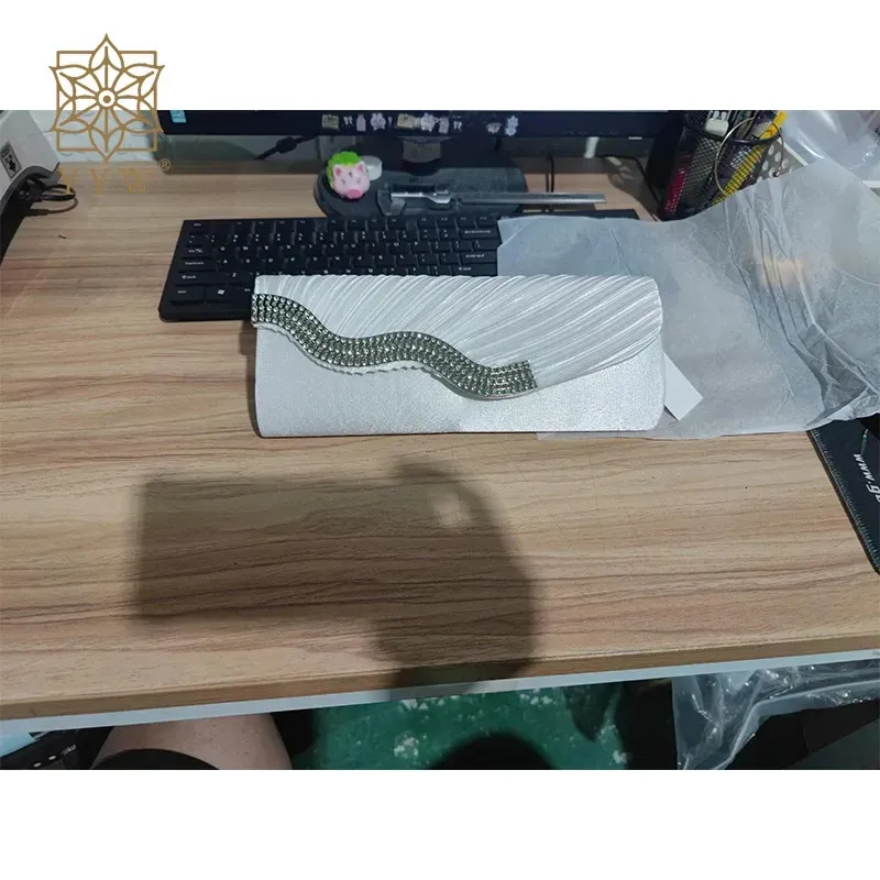 Pochette da sera in raso con diamanti bianchi ed eleganti per matrimoni, da donna, 250314l_voghion.com