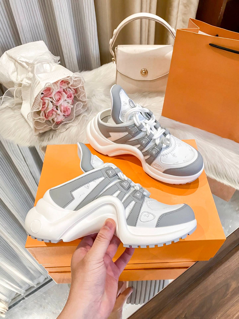 Dad Sneakers voor dames, lente/zomer 2025 L Family V, nieuwe veelzijdige, dikke binnenzool met vetersluiting en casual instappers voor in de trailer_voghion.com