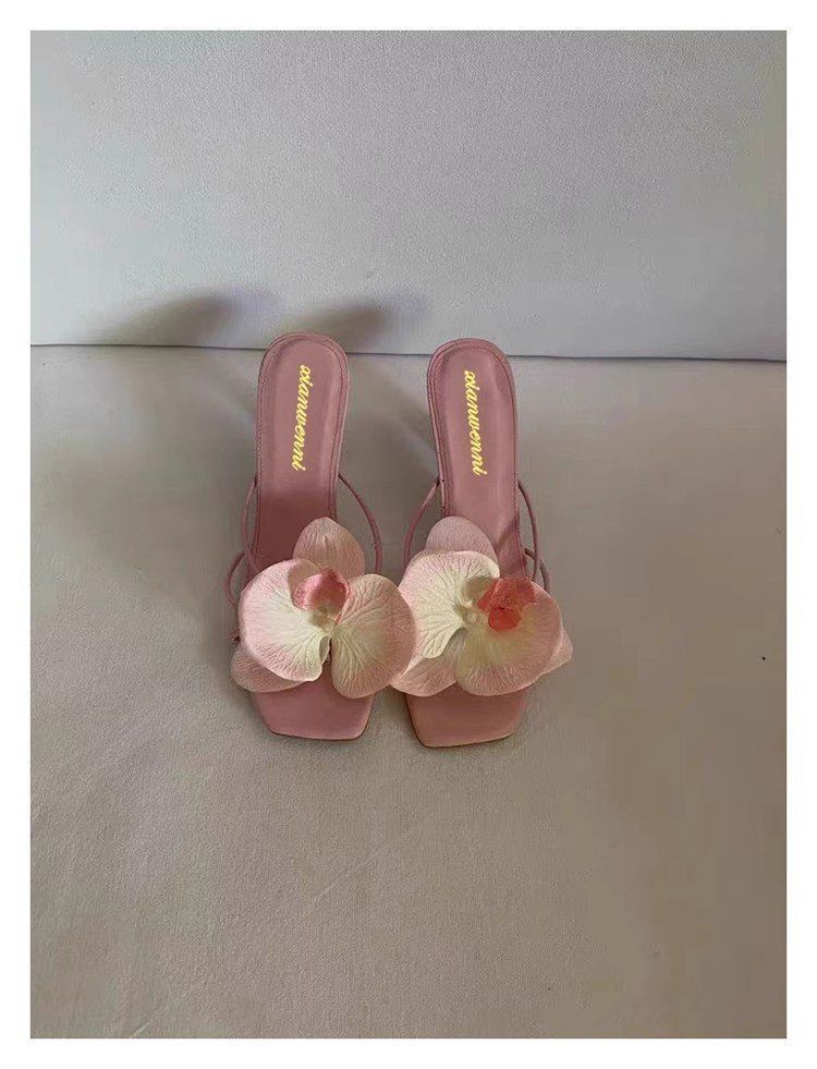 Scarpe da donna Internet Celebrità Decorazione floreale Scarpe da spiaggia da viaggio Nuovo stile Sandali con tacco alto e punta a clip per le donne da indossare all'esterno in estate_voghion.com