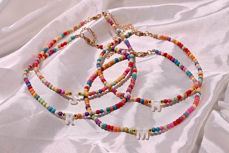Collana girocollo con iniziali in conchiglia naturale pronta all'uso, perline colorate alla moda, 26 lettere, per donne, gioielli bohémien, accessori boho_voghion.com