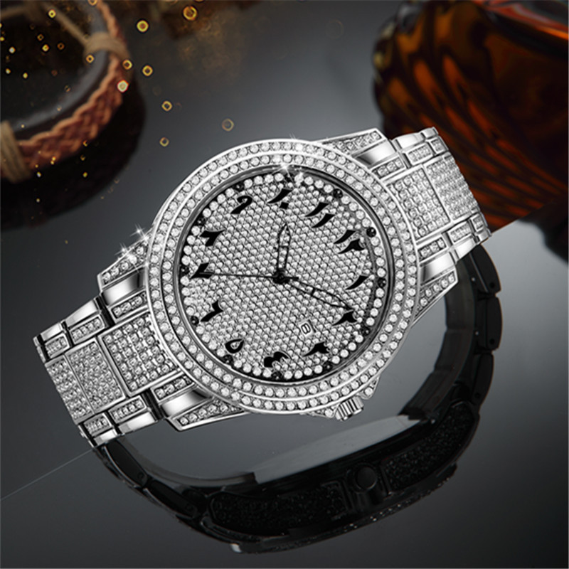 Orologio da uomo di lusso Hip Hop con diamanti e data al quarzo - Opzioni oro, argento, nero - Cassa in acciaio inossidabile da 47 mm con cinturino in lega. Orologio elegante e resistente._voghion.com