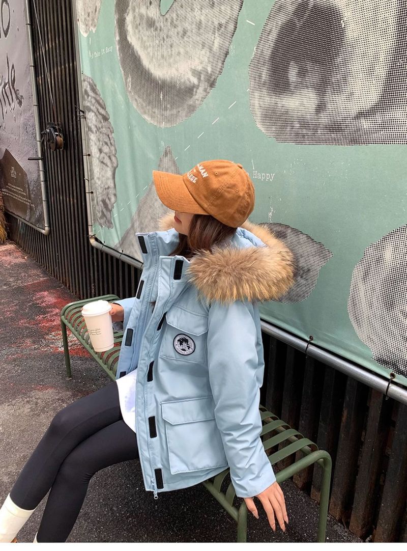 Zimowa kurtka puchowa damska – średniej długości parka robocza, z grubego białego puchu kaczego, ciepła i stylowa (lazurowo-czarna, rozmiar S/M/L)_voghion.com